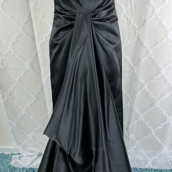 🔥ELEGANT🔥🚨David's Bridal🚨Black Satin Strapless Gown With Back Bustle Detail - Picture 4 of 10